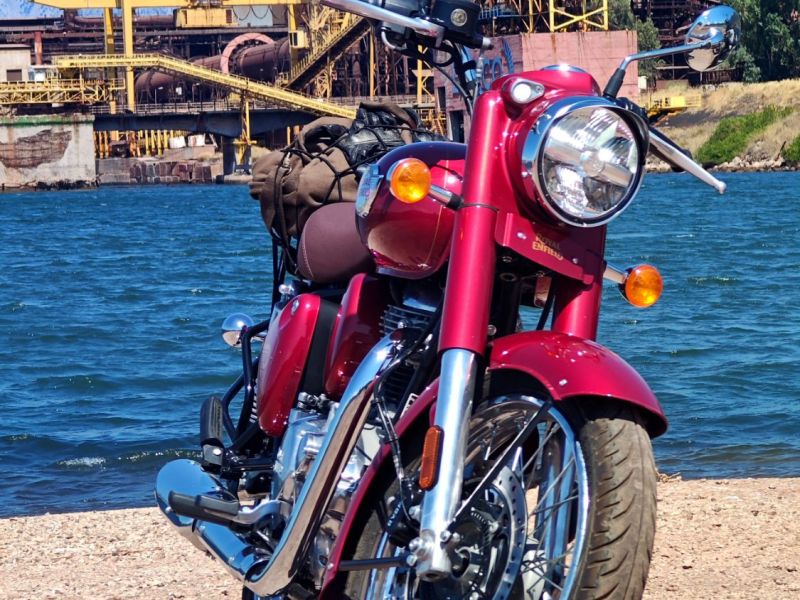 Royal Enfield Classic 350 Madras Red, Lady Scarlet η Κυρία με τα Κόκκινα που Δεν Ξεχνιέται