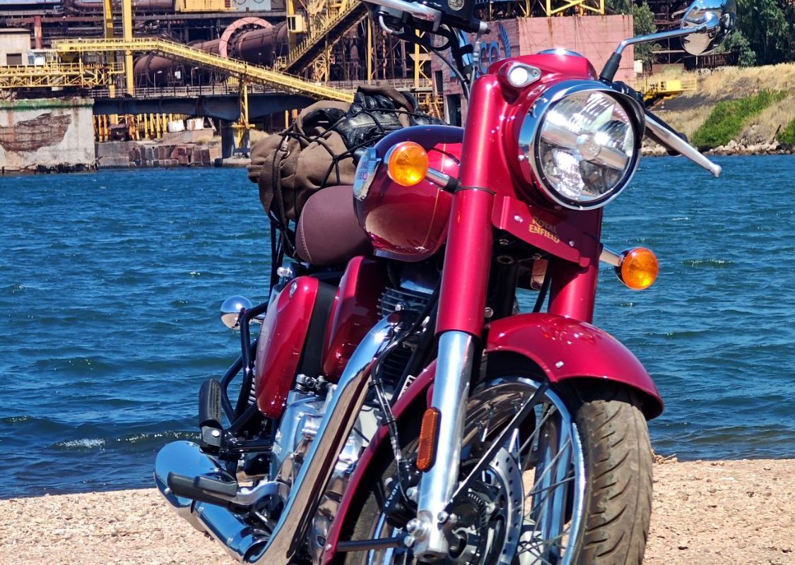 Royal Enfield Classic 350 Madras Red, Lady Scarlet η Κυρία με τα Κόκκινα που Δεν Ξεχνιέται
